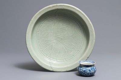 Un brûle-parfum en porcelaine de Chine bleu et blanc et un plat céladon de Longquan, Ming