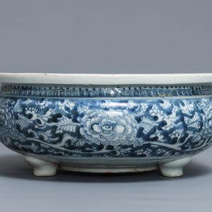 Un brûle-parfum en porcelaine de Chine bleu et blanc et un plat famille rose, 19ème — photo 4