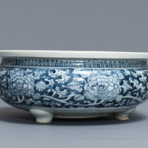 Un brûle-parfum en porcelaine de Chine bleu et blanc et un plat famille rose, 19ème — photo 7