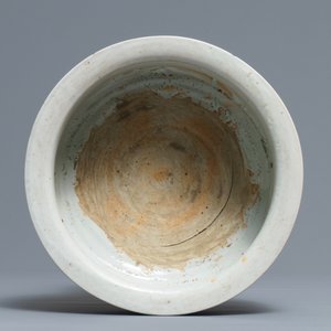 Un brûle-parfum en porcelaine de Chine bleu et blanc et un plat famille rose, 19ème — photo 8