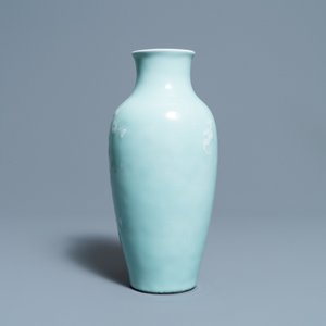 Un brûle-parfum en porcelaine de Chine bleu monochrome et un vase en céladon à décor en relief, 18/19ème — photo 11