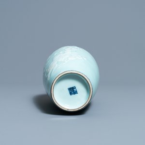 Un brûle-parfum en porcelaine de Chine bleu monochrome et un vase en céladon à décor en relief, 18/19ème — photo 13