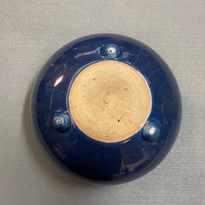 Un brûle-parfum en porcelaine de Chine bleu monochrome et un vase en céladon à décor en relief, 18/19ème — photo 16