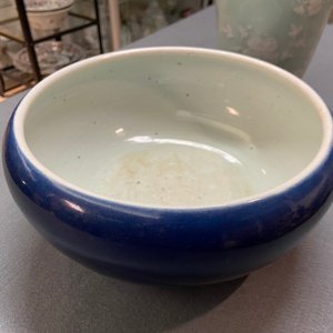 Un brûle-parfum en porcelaine de Chine bleu monochrome et un vase en céladon à décor en relief, 18/19ème — photo 17