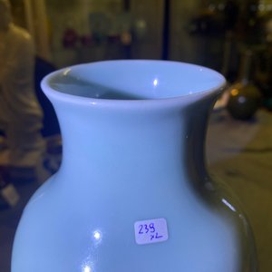 Un brûle-parfum en porcelaine de Chine bleu monochrome et un vase en céladon à décor en relief, 18/19ème — photo 21