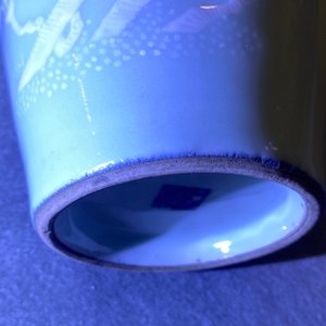 Un brûle-parfum en porcelaine de Chine bleu monochrome et un vase en céladon à décor en relief, 18/19ème — photo 23