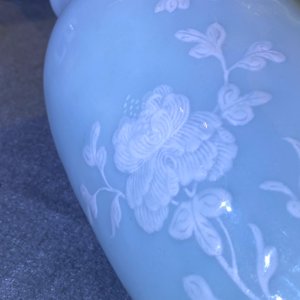 Un brûle-parfum en porcelaine de Chine bleu monochrome et un vase en céladon à décor en relief, 18/19ème — photo 25