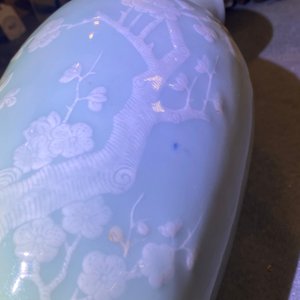 Un brûle-parfum en porcelaine de Chine bleu monochrome et un vase en céladon à décor en relief, 18/19ème — photo 26