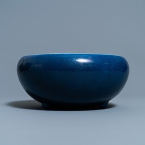 Un brûle-parfum en porcelaine de Chine bleu monochrome et un vase en céladon à décor en relief, 18/19ème — photo 3