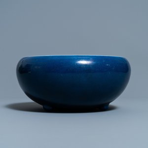 Un brûle-parfum en porcelaine de Chine bleu monochrome et un vase en céladon à décor en relief, 18/19ème — photo 4