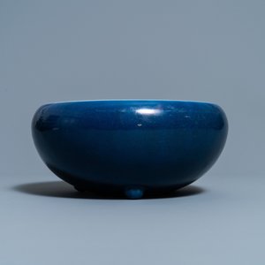 Un brûle-parfum en porcelaine de Chine bleu monochrome et un vase en céladon à décor en relief, 18/19ème — photo 5
