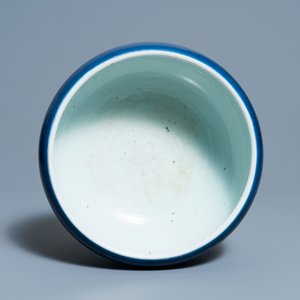 Un brûle-parfum en porcelaine de Chine bleu monochrome et un vase en céladon à décor en relief, 18/19ème — photo 6