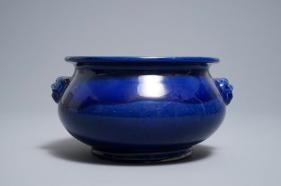 Un brûle-parfum en porcelaine de Chine bleu monochrome, Kangxi/Qianlong