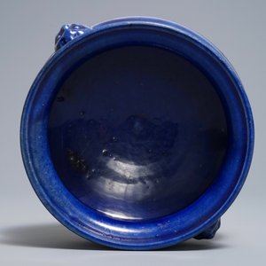 Un brûle-parfum en porcelaine de Chine bleu monochrome, Kangxi/Qianlong — photo 4