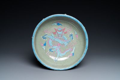 Un brûle-parfum en porcelaine de Chine céladon à décor émaillé d'un dragon sur socle en forme de lotus, Qing