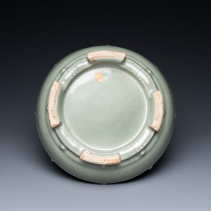 Un brûle-parfum en porcelaine de Chine céladon à décor émaillé d'un dragon sur socle en forme de lotus, Qing — photo 3
