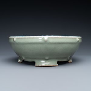 Un brûle-parfum en porcelaine de Chine céladon à décor émaillé d'un dragon sur socle en forme de lotus, Qing — photo 6