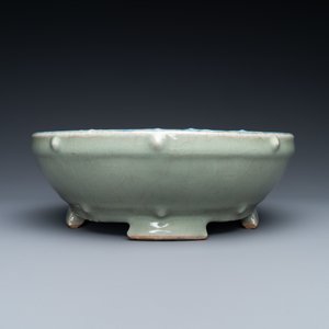 Un brûle-parfum en porcelaine de Chine céladon à décor émaillé d'un dragon sur socle en forme de lotus, Qing — photo 7