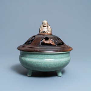 Un brûle-parfum en porcelaine de Chine céladon de Longquan au couvercle en bois avec fretel en forme de Bouddha, Ming — photo 1