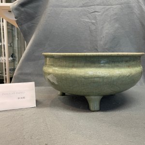 Un brûle-parfum en porcelaine de Chine céladon de Longquan au couvercle en bois avec fretel en forme de Bouddha, Ming — photo 12