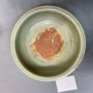 Un brûle-parfum en porcelaine de Chine céladon de Longquan au couvercle en bois avec fretel en forme de Bouddha, Ming — photo 13