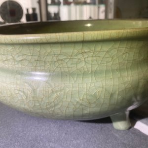 Un brûle-parfum en porcelaine de Chine céladon de Longquan au couvercle en bois avec fretel en forme de Bouddha, Ming — photo 22