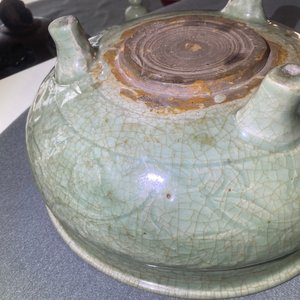 Un brûle-parfum en porcelaine de Chine céladon de Longquan au couvercle en bois avec fretel en forme de Bouddha, Ming — photo 30