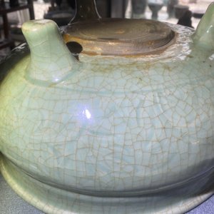 Un brûle-parfum en porcelaine de Chine céladon de Longquan au couvercle en bois avec fretel en forme de Bouddha, Ming — photo 33