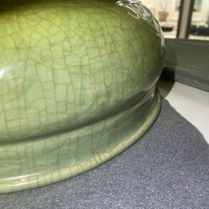 Un brûle-parfum en porcelaine de Chine céladon de Longquan au couvercle en bois avec fretel en forme de Bouddha, Ming — photo 34