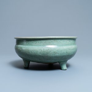 Un brûle-parfum en porcelaine de Chine céladon de Longquan au couvercle en bois avec fretel en forme de Bouddha, Ming — photo 5