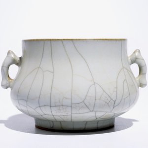 Un brûle-parfum en porcelaine de Chine craquelé, 19/20ème — photo 2