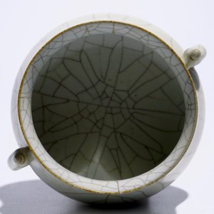 Un brûle-parfum en porcelaine de Chine craquelé, 19/20ème — photo 6