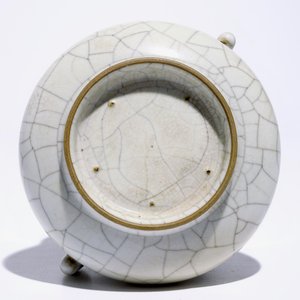 Un brûle-parfum en porcelaine de Chine craquelé, 19/20ème — photo 7