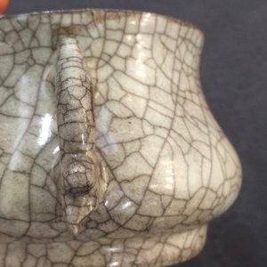 Un brûle-parfum en porcelaine de Chine craquelé de style Song, 19/20ème — photo 9