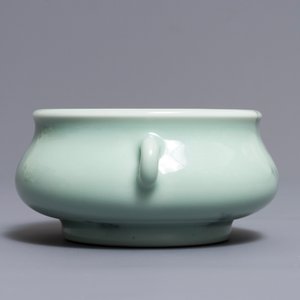 Un brûle-parfum en porcelaine de Chine de type faux-marbre, marque de Qianlong, 19/20ème — photo 2