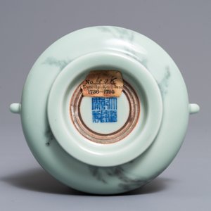 Un brûle-parfum en porcelaine de Chine de type faux-marbre, marque de Qianlong, 19/20ème — photo 6