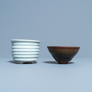 Un brûle-parfum en porcelaine de Chine de type qingbai et un bol de type 'Jian', Song — photo 4