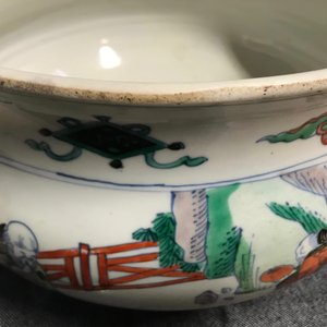 Un brûle-parfum en porcelaine de Chine doucai à décor de figures dans un paysage, marque de Chenghua, Kangxi — photo 11
