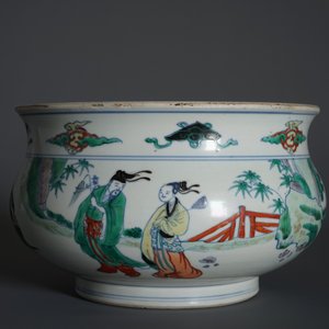 Un brûle-parfum en porcelaine de Chine doucai à décor de figures dans un paysage, marque de Chenghua, Kangxi — photo 17