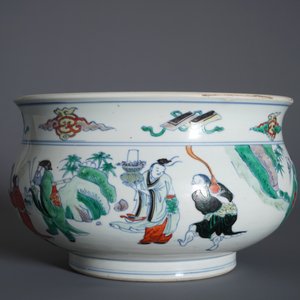 Un brûle-parfum en porcelaine de Chine doucai à décor de figures dans un paysage, marque de Chenghua, Kangxi — photo 18