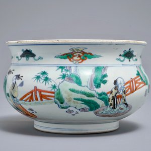 Un brûle-parfum en porcelaine de Chine doucai à décor de figures dans un paysage, marque de Chenghua, Kangxi — photo 2