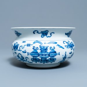 Un brûle-parfum en porcelaine de Chine en bleu et blanc, 19ème — photo 3