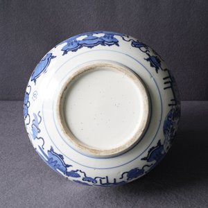 Un brûle-parfum en porcelaine de Chine en bleu et blanc à décor d'antiquités, Kangxi — photo 13