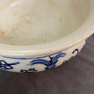 Un brûle-parfum en porcelaine de Chine en bleu et blanc à décor d'antiquités, Kangxi — photo 17