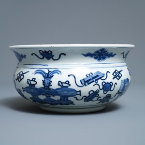 Un brûle-parfum en porcelaine de Chine en bleu et blanc à décor d'antiquités, Kangxi — photo 3