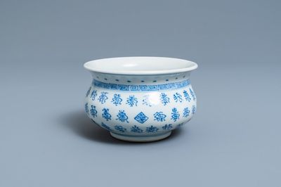Un brûle-parfum en porcelaine de Chine en bleu et blanc à décor de calligraphie, Kangxi