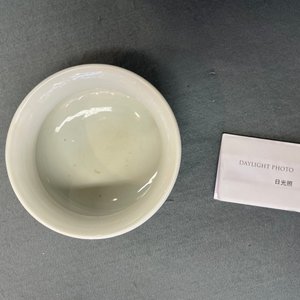 Un brûle-parfum en porcelaine de Chine en bleu et blanc à décor de calligraphie, Kangxi — photo 10
