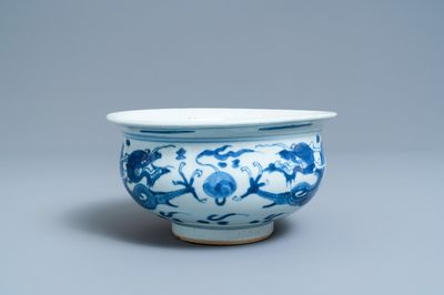 Un brûle-parfum en porcelaine de Chine en bleu et blanc à décor de dragons, Kangxi