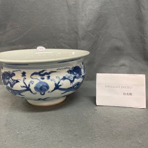Un brûle-parfum en porcelaine de Chine en bleu et blanc à décor de dragons, Kangxi — photo 8