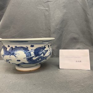 Un brûle-parfum en porcelaine de Chine en bleu et blanc à décor de dragons, Kangxi — photo 9